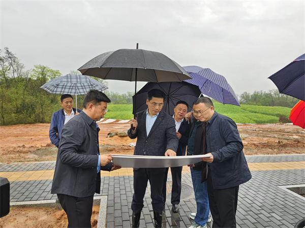 4月2日，洪董，潘總陪同王奇勇縣長一行調(diào)研重點項目1.jpg