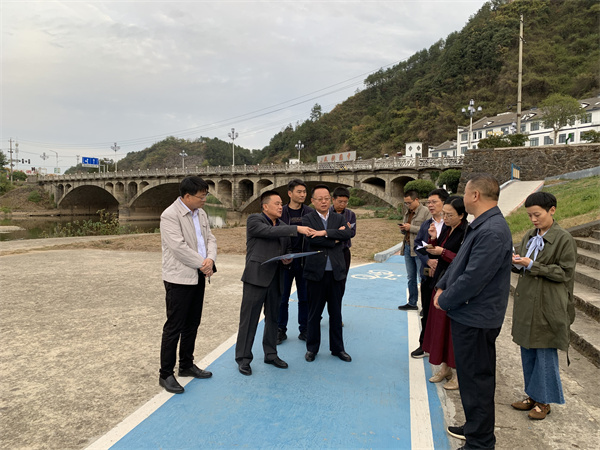 10月25日，縣委書(shū)記汪凱調(diào)研豐樂(lè)河濱江公園項(xiàng)目.jpg