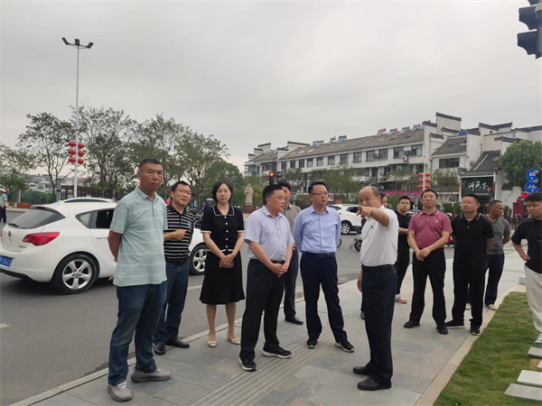 6月5日，洪董陪同汪凱書記一行調(diào)研古城公園提升改造項目.jpg